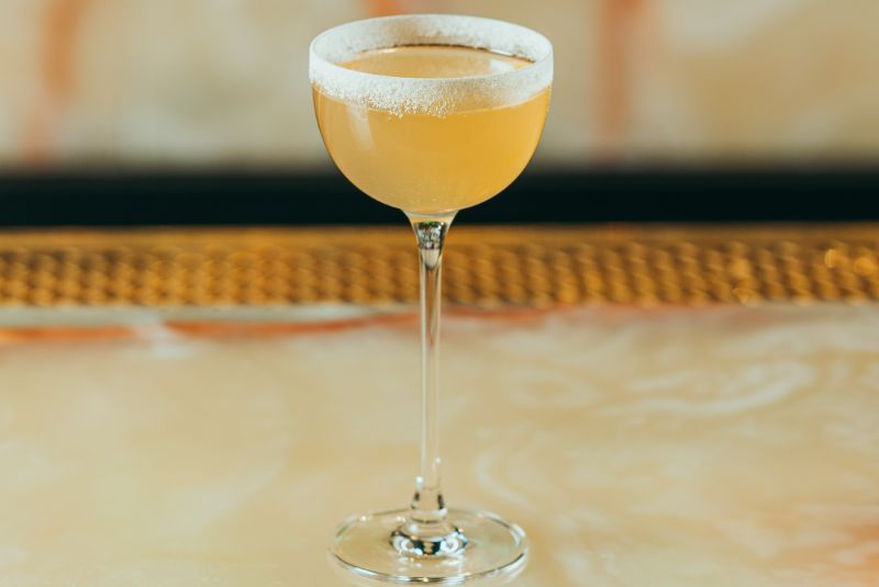 W50BB23_Bar in front of the bar cocktail_LIP